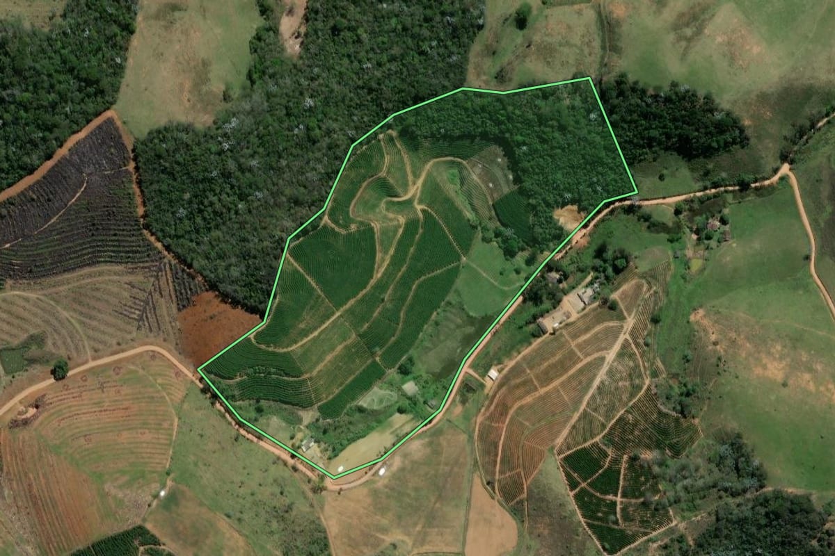 Imagem de satélite do imóvel rural em Porciúncula (RJ), com o contorno declarado no CAR desenhado por cima.