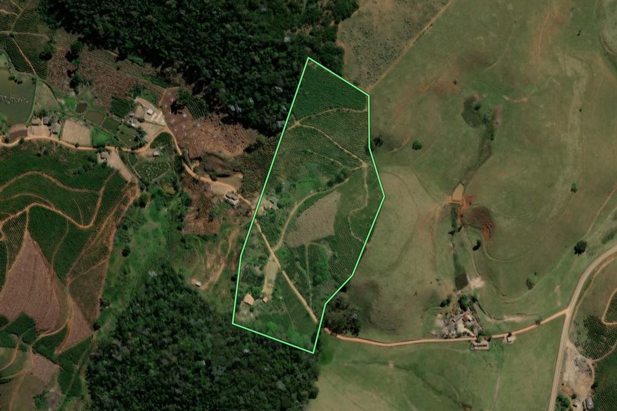 Imagem de satélite do imóvel rural em Porciúncula (RJ), com o contorno declarado no CAR desenhado por cima.