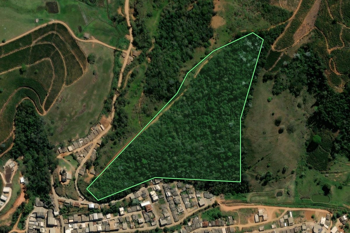 Imagem de satélite do imóvel rural em Porciúncula (RJ), com o contorno declarado no CAR desenhado por cima.