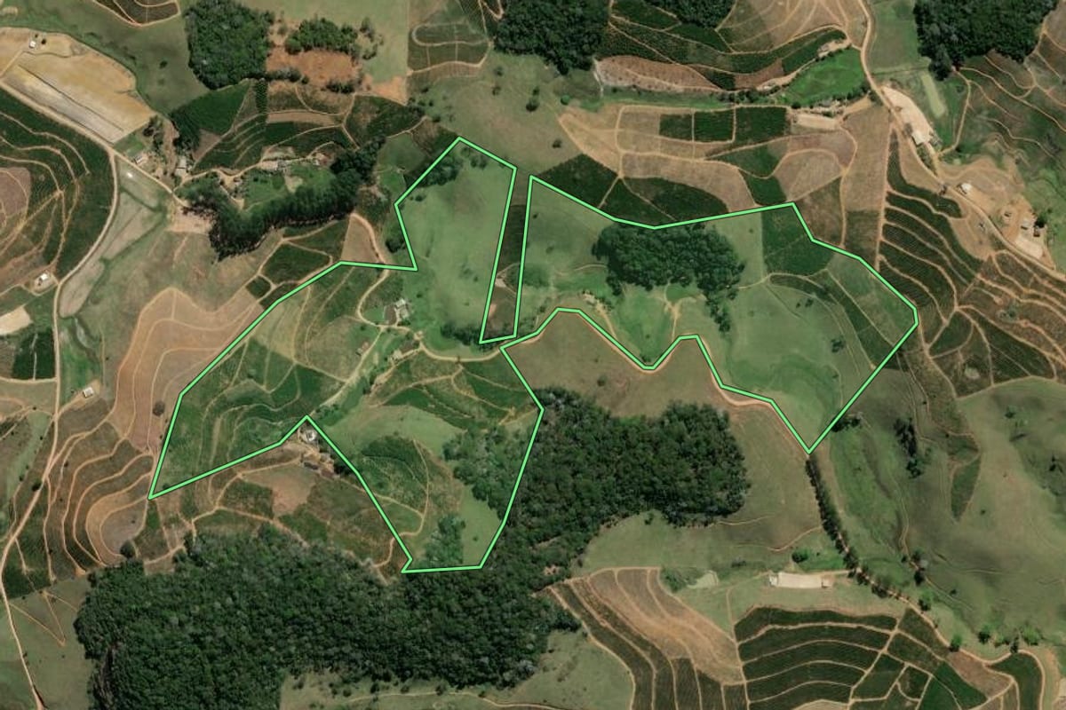 Imagem de satélite do imóvel rural em Porciúncula (RJ), com o contorno declarado no CAR desenhado por cima.
