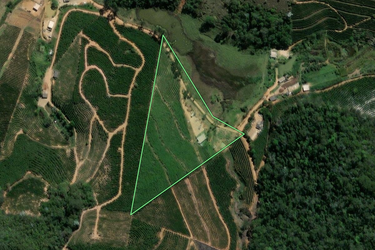 Imagem de satélite do imóvel rural em Porciúncula (RJ), com o contorno declarado no CAR desenhado por cima.