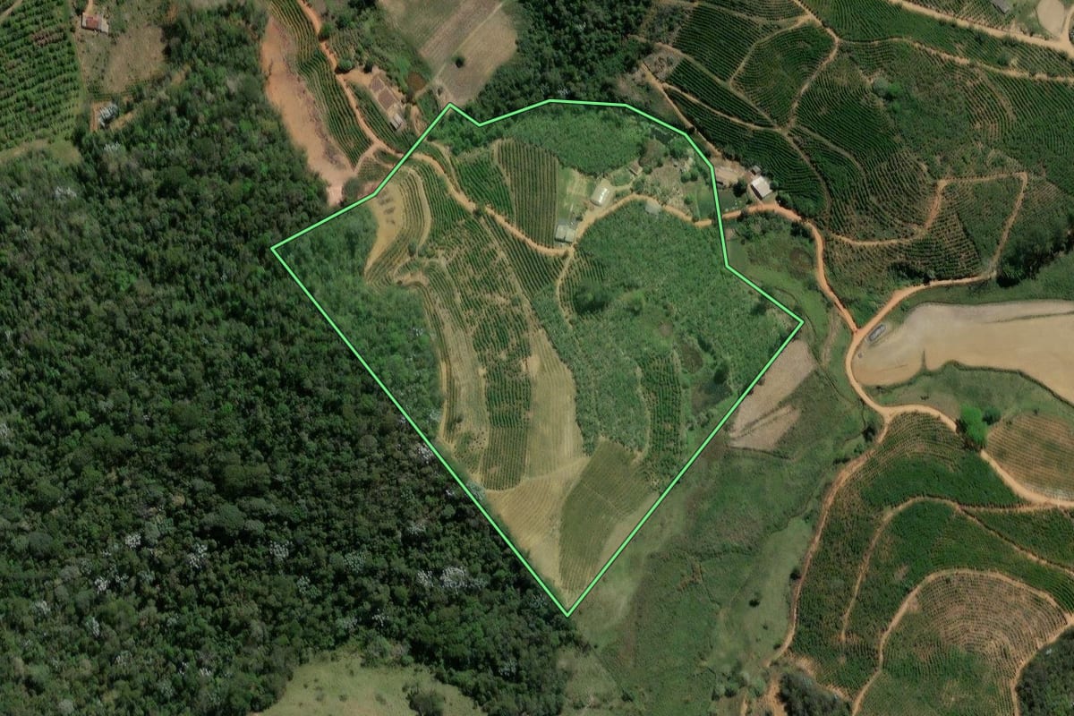 Imagem de satélite do imóvel rural em Porciúncula (RJ), com o contorno declarado no CAR desenhado por cima.