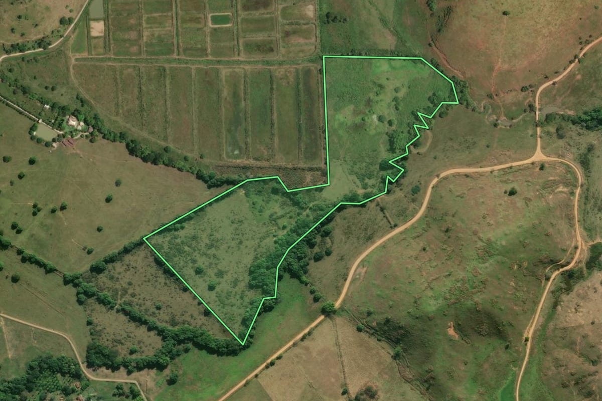 Imagem de satélite do imóvel rural em Porciúncula (RJ), com o contorno declarado no CAR desenhado por cima.