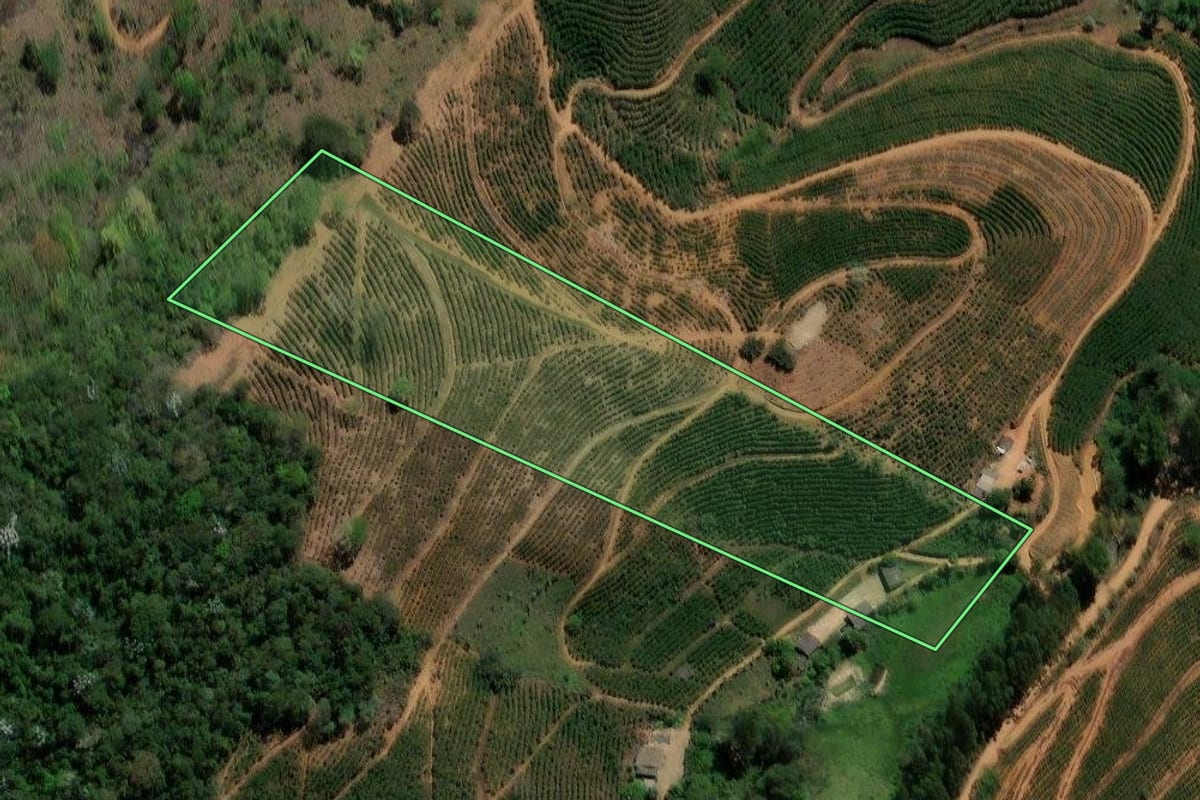 Imagem de satélite do imóvel rural em Porciúncula (RJ), com o contorno declarado no CAR desenhado por cima.