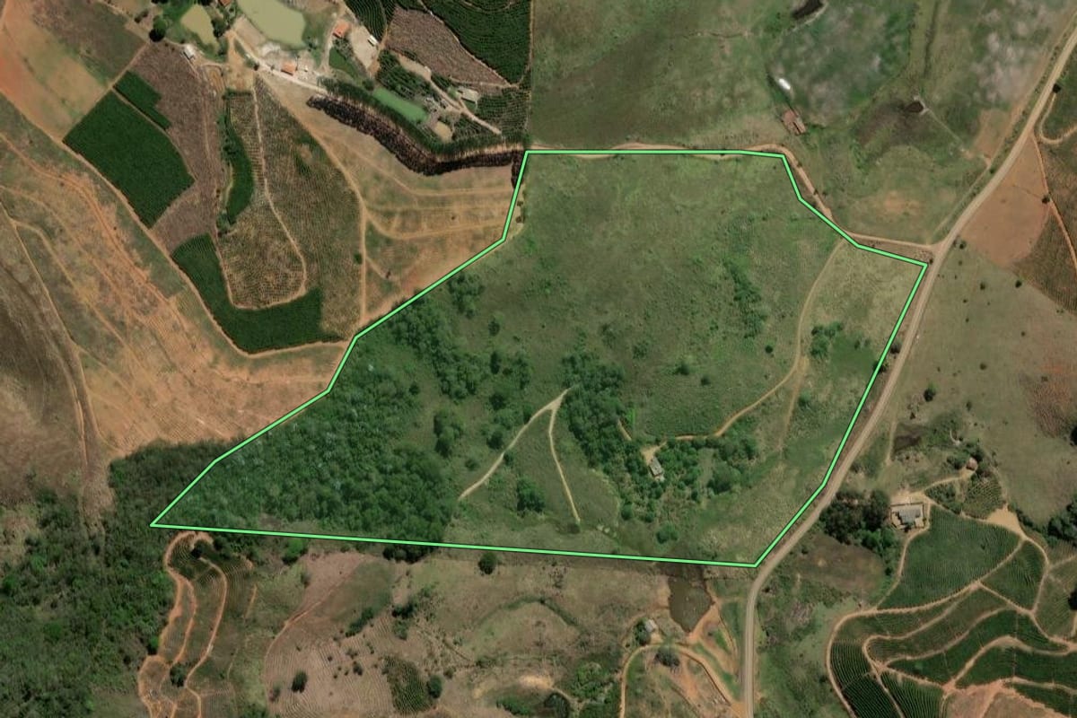Imagem de satélite do imóvel rural em Porciúncula (RJ), com o contorno declarado no CAR desenhado por cima.