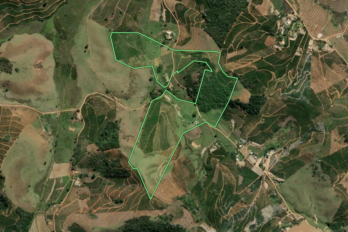 Imagem de satélite do imóvel rural em Porciúncula (RJ), com o contorno declarado no CAR desenhado por cima.