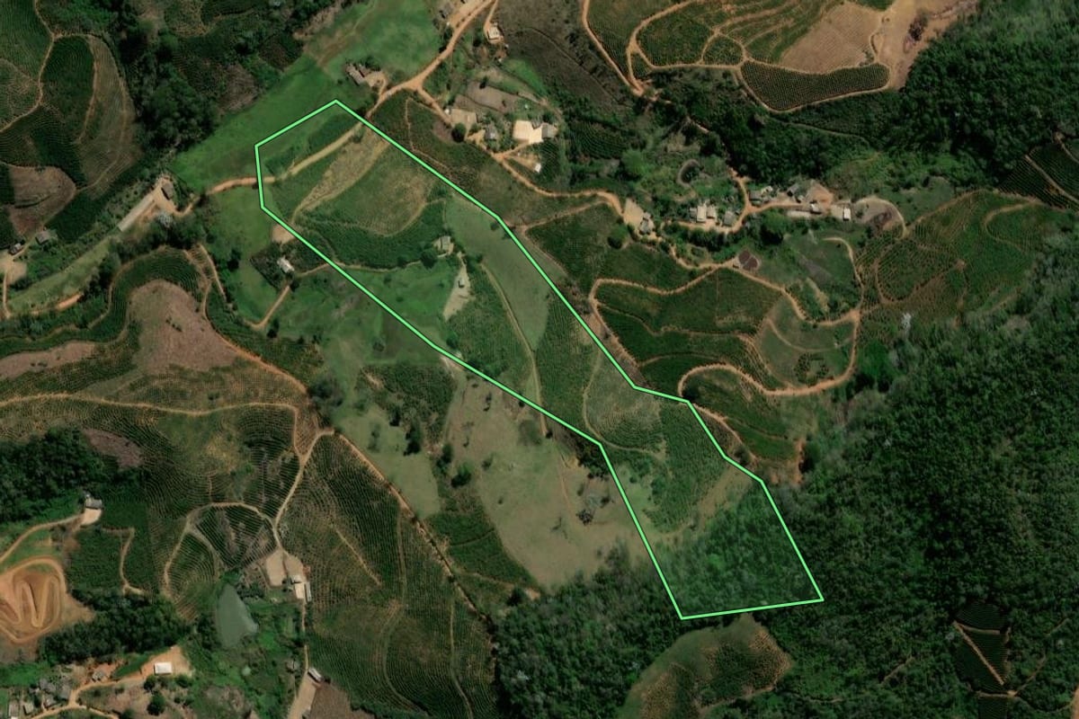 Imagem de satélite do imóvel rural em Porciúncula (RJ), com o contorno declarado no CAR desenhado por cima.