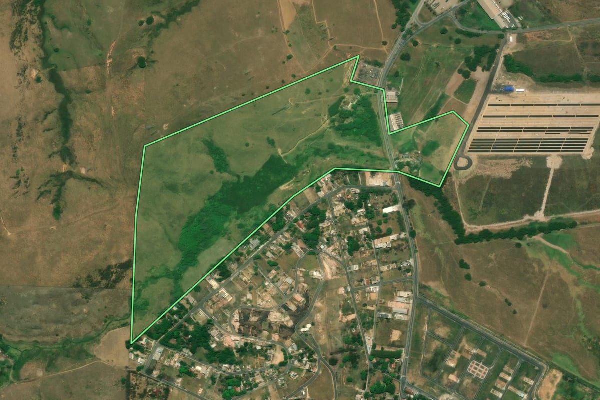Imagem de satélite do imóvel rural em Porto Real (RJ), com o contorno declarado no CAR desenhado por cima.
