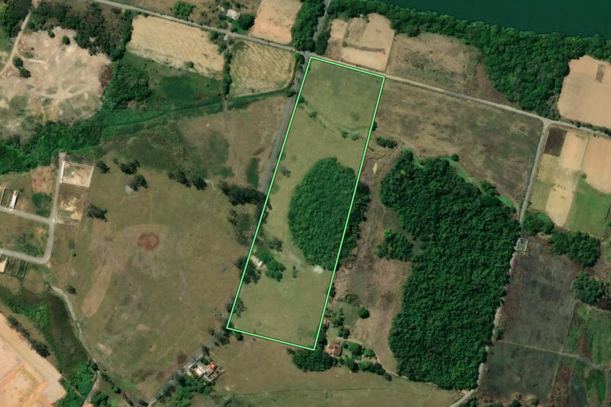 Imagem de satélite do imóvel rural em Porto Real (RJ), com o contorno declarado no CAR desenhado por cima.