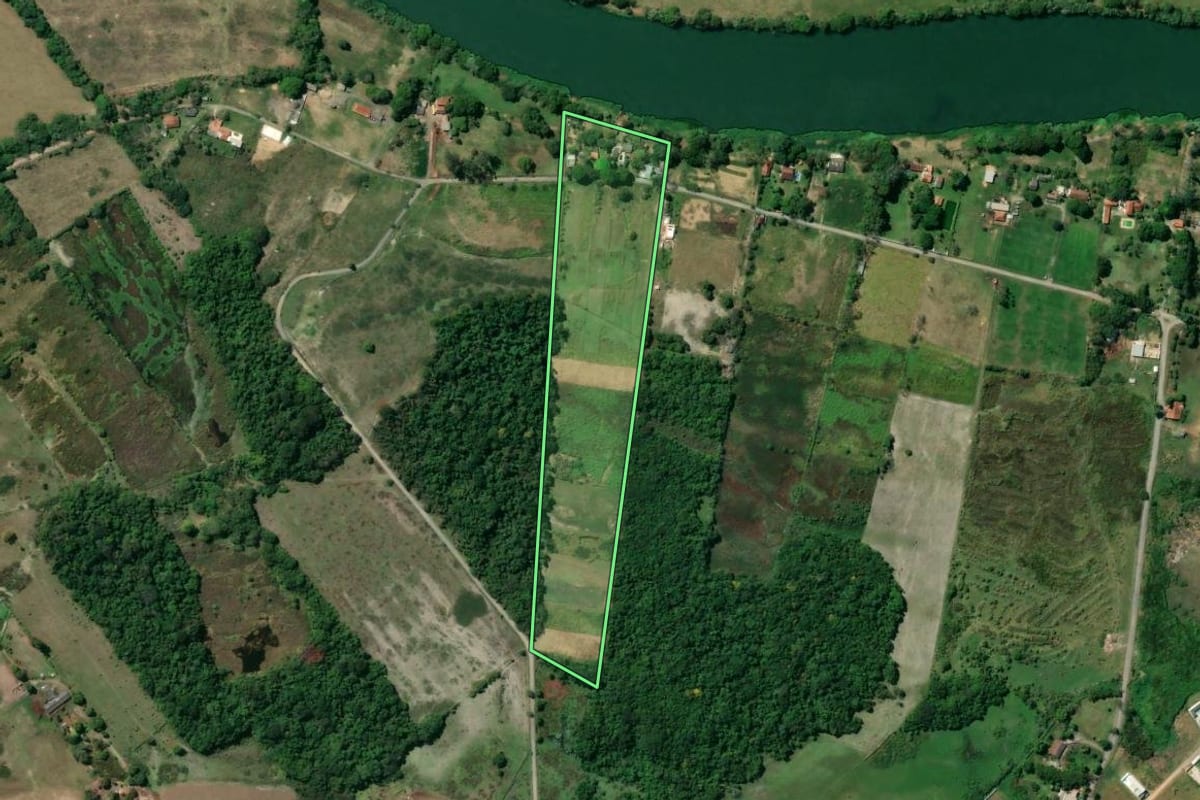 Imagem de satélite do imóvel rural em Porto Real (RJ), com o contorno declarado no CAR desenhado por cima.
