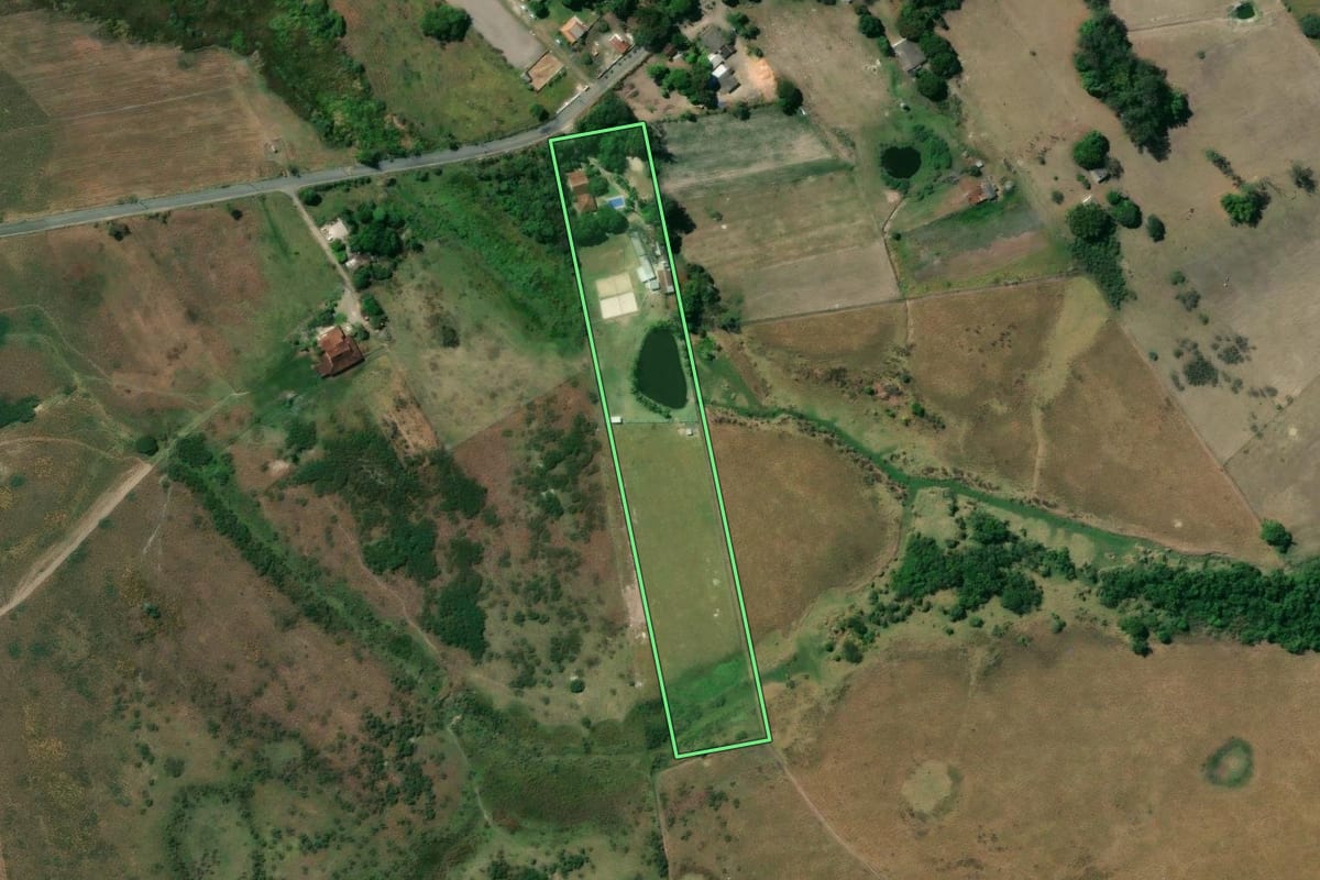 Imagem de satélite do imóvel rural em Porto Real (RJ), com o contorno declarado no CAR desenhado por cima.