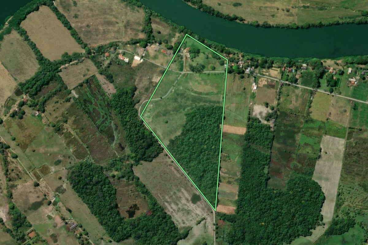 Imagem de satélite do imóvel rural em Porto Real (RJ), com o contorno declarado no CAR desenhado por cima.