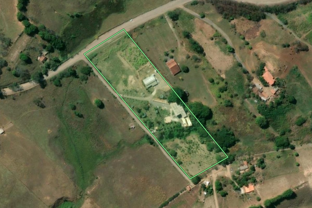 Imagem de satélite do imóvel rural em Quatis (RJ), com o contorno declarado no CAR desenhado por cima.