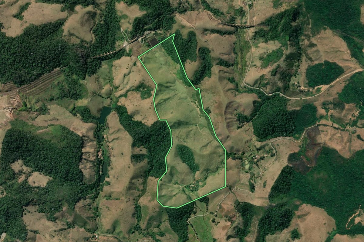 Imagem de satélite do imóvel rural em Quatis (RJ), com o contorno declarado no CAR desenhado por cima.