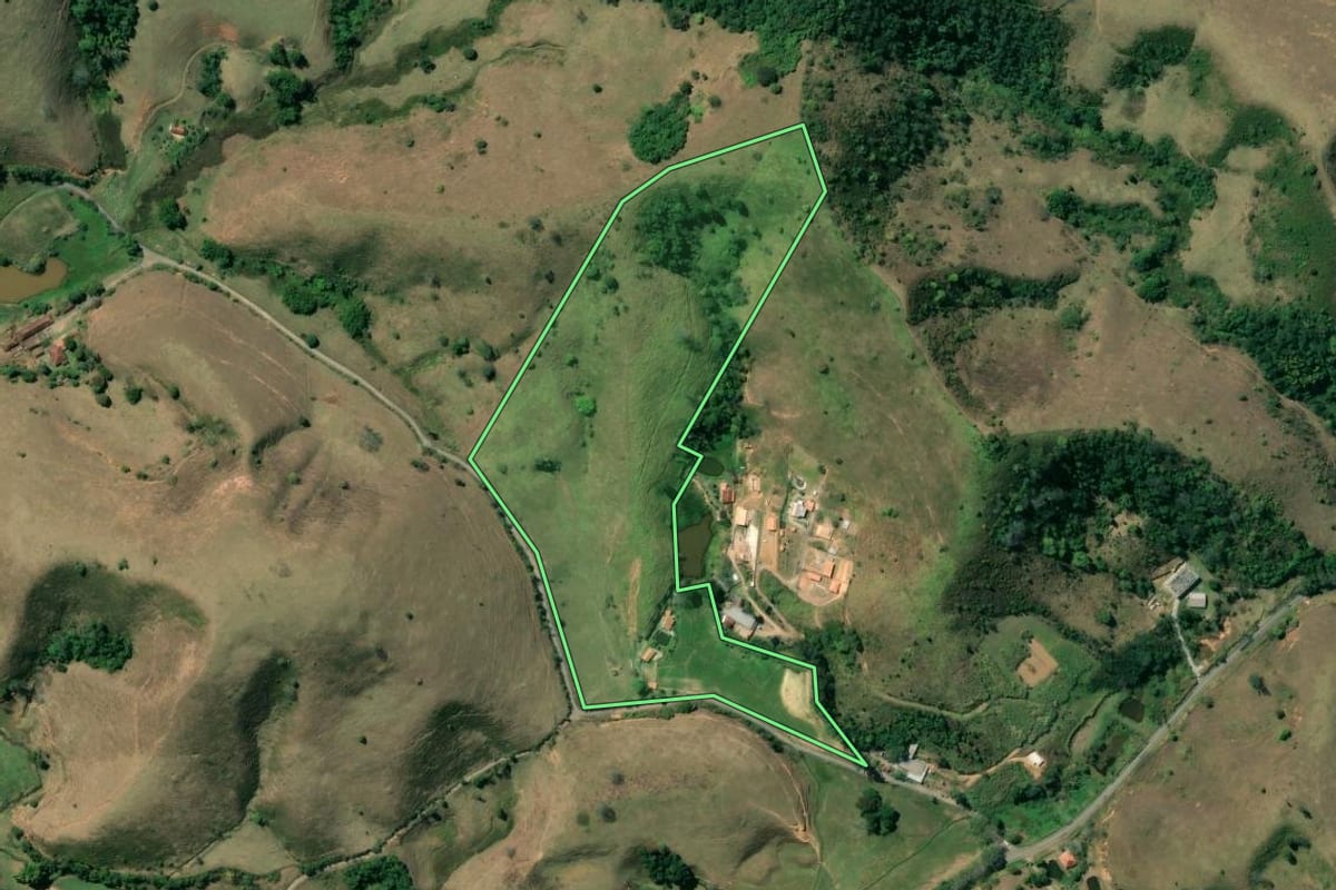 Imagem de satélite do imóvel rural em Quatis (RJ), com o contorno declarado no CAR desenhado por cima.
