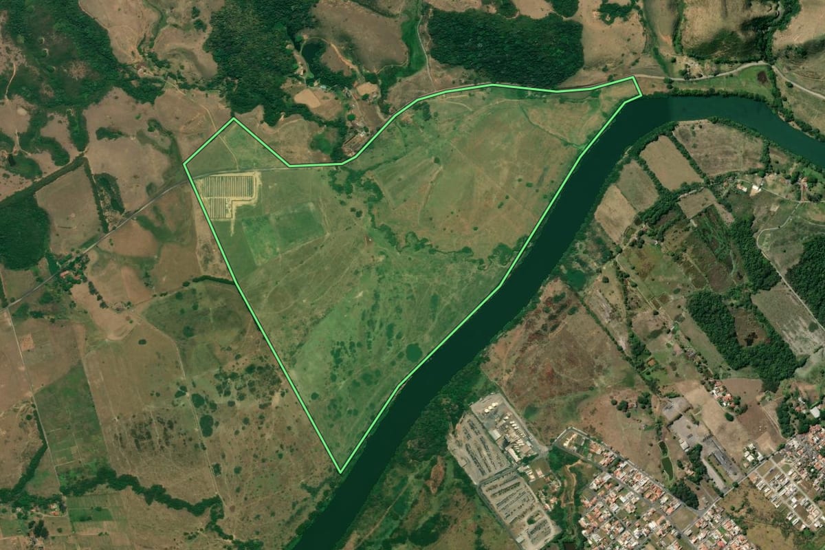 Imagem de satélite do imóvel rural em Quatis (RJ), com o contorno declarado no CAR desenhado por cima.