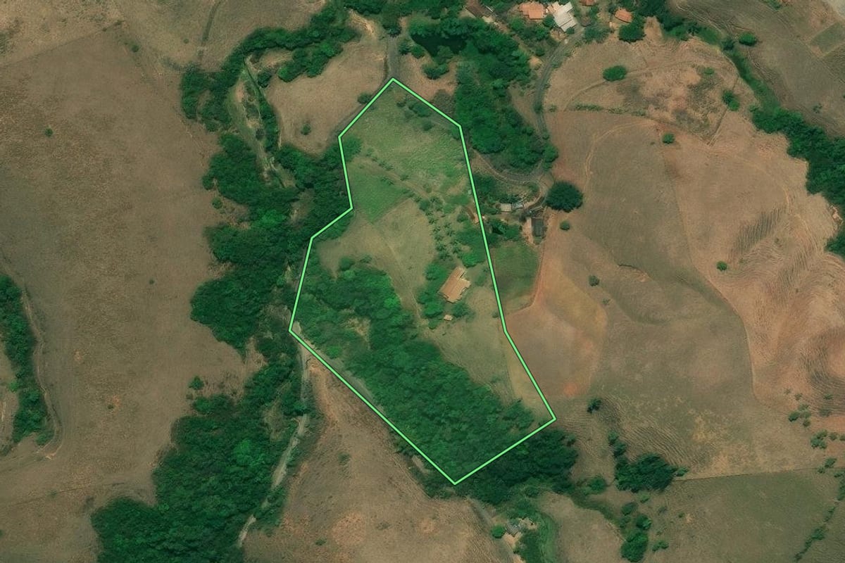 Imagem de satélite do imóvel rural em Quatis (RJ), com o contorno declarado no CAR desenhado por cima.