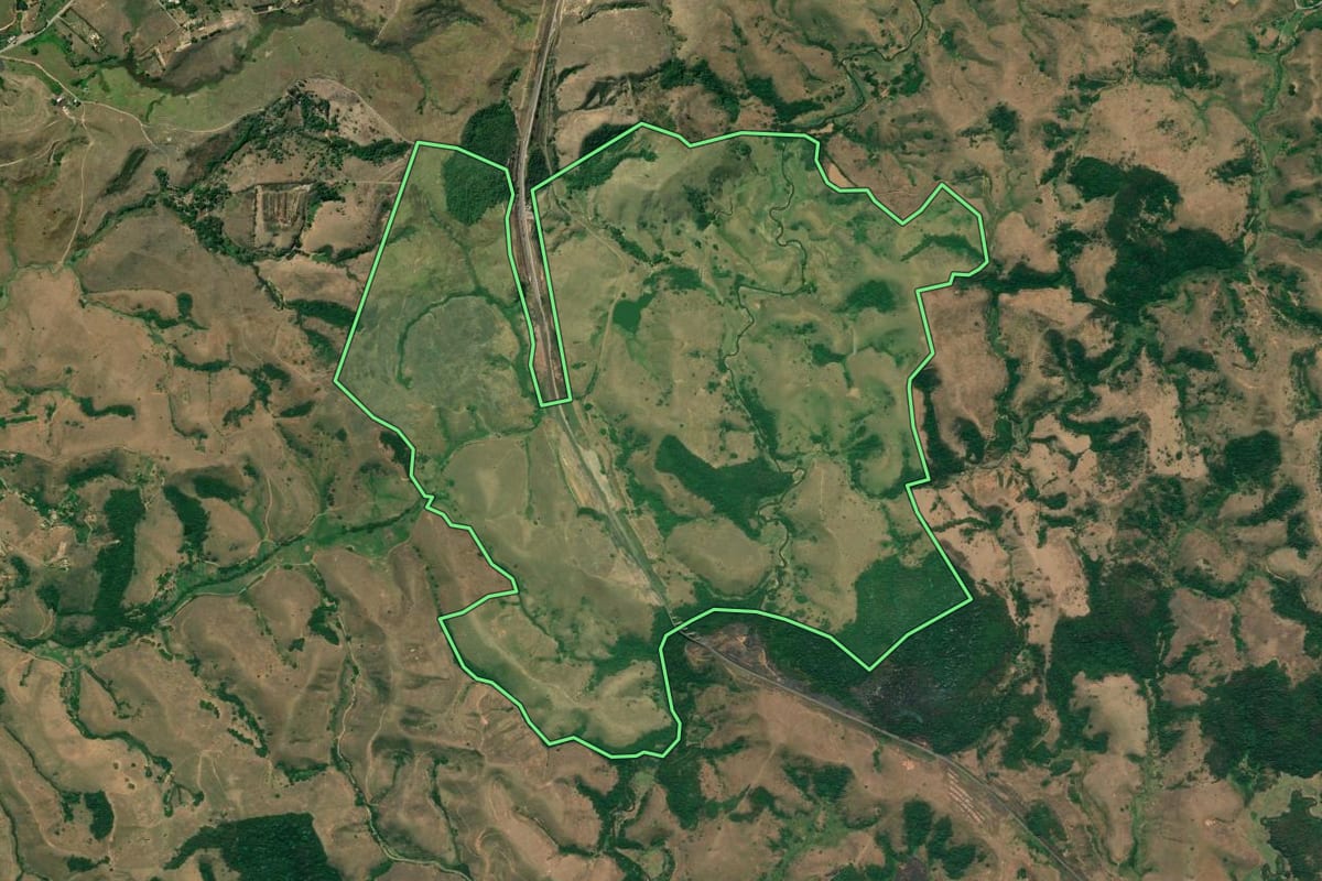 Imagem de satélite do imóvel rural em Quatis (RJ), com o contorno declarado no CAR desenhado por cima.