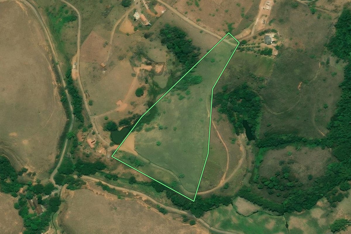 Imagem de satélite do imóvel rural em Quatis (RJ), com o contorno declarado no CAR desenhado por cima.