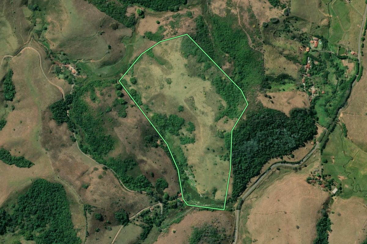Imagem de satélite do imóvel rural em Quatis (RJ), com o contorno declarado no CAR desenhado por cima.