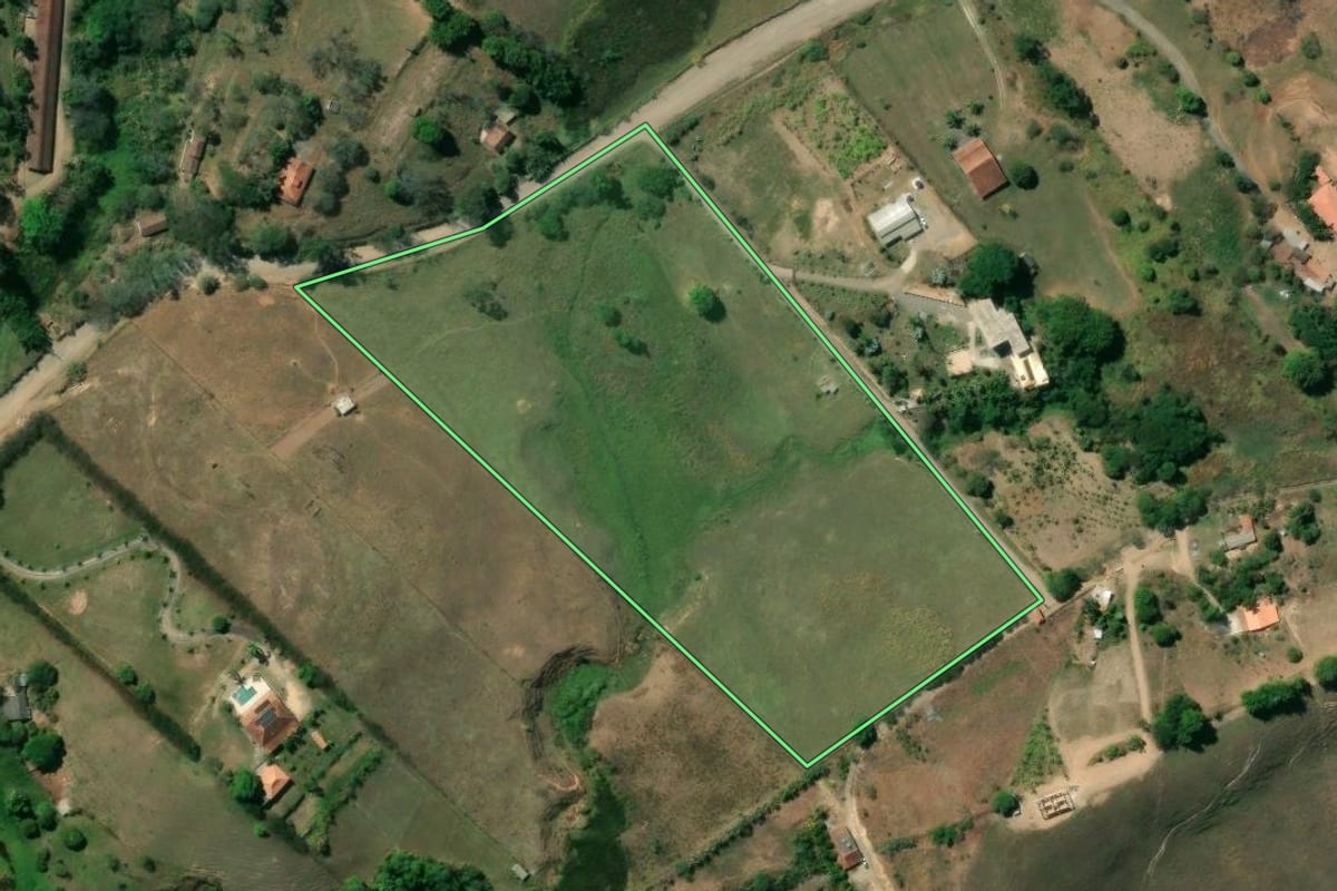 Imagem de satélite do imóvel rural em Quatis (RJ), com o contorno declarado no CAR desenhado por cima.