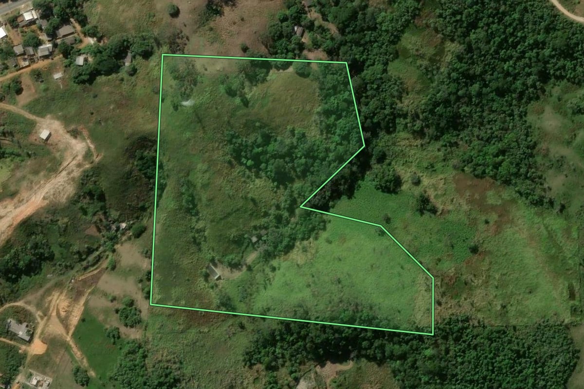 Imagem de satélite do imóvel rural em Queimados (RJ), com o contorno declarado no CAR desenhado por cima.