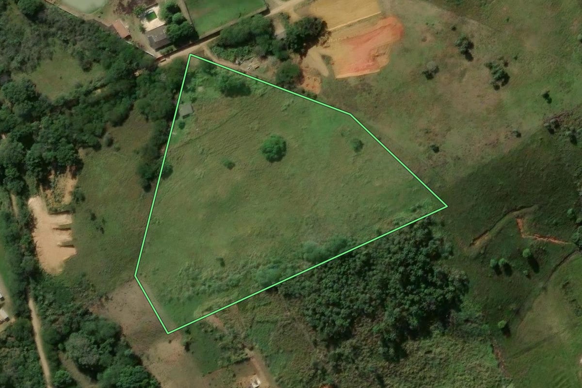 Imagem de satélite do imóvel rural em Queimados (RJ), com o contorno declarado no CAR desenhado por cima.