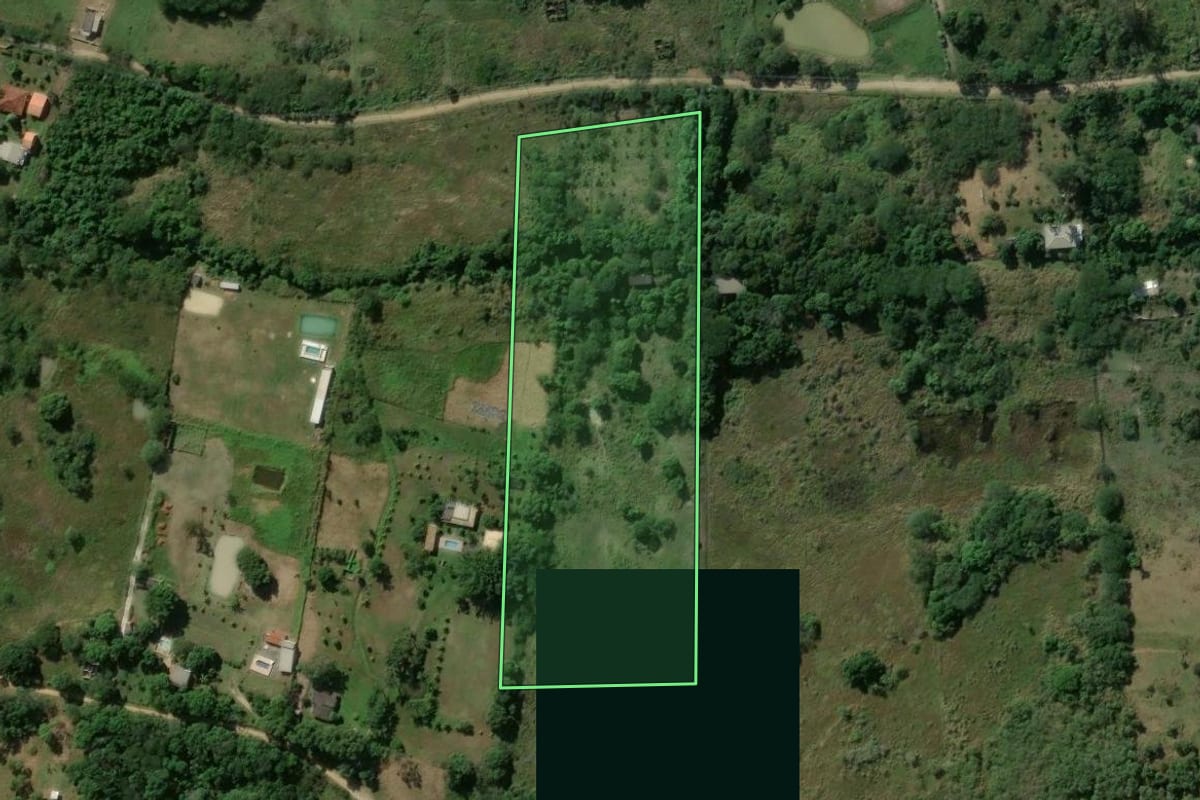Imagem de satélite do imóvel rural em Queimados (RJ), com o contorno declarado no CAR desenhado por cima.