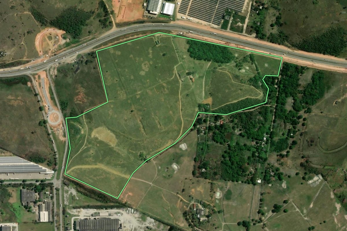 Imagem de satélite do imóvel rural em Queimados (RJ), com o contorno declarado no CAR desenhado por cima.