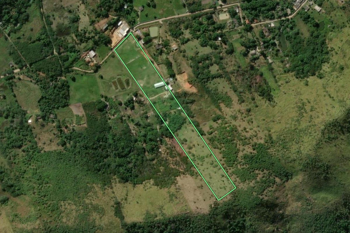 Imagem de satélite do imóvel rural em Queimados (RJ), com o contorno declarado no CAR desenhado por cima.