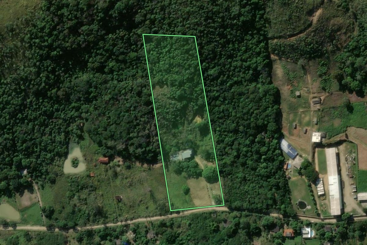 Imagem de satélite do imóvel rural em Queimados (RJ), com o contorno declarado no CAR desenhado por cima.