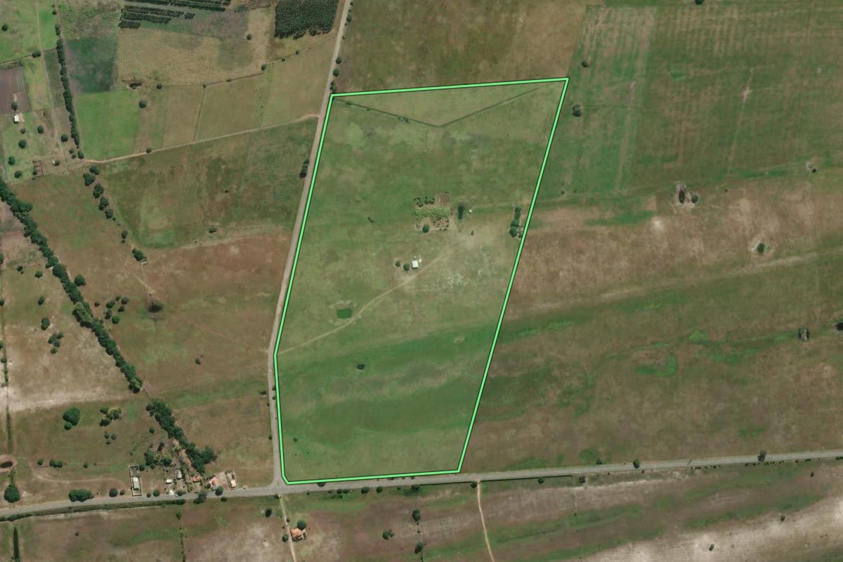 Imagem de satélite do imóvel rural em Quissamã (RJ), com o contorno declarado no CAR desenhado por cima.