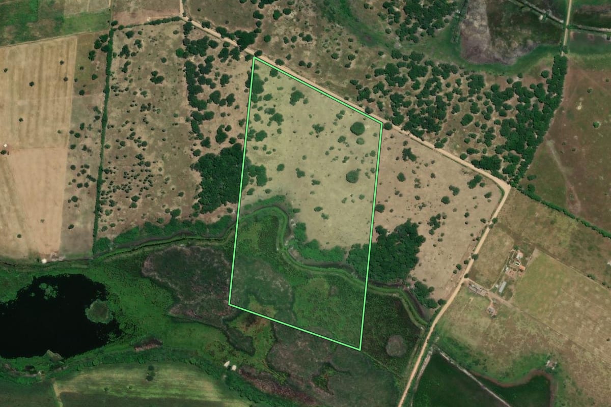 Imagem de satélite do imóvel rural em Quissamã (RJ), com o contorno declarado no CAR desenhado por cima.