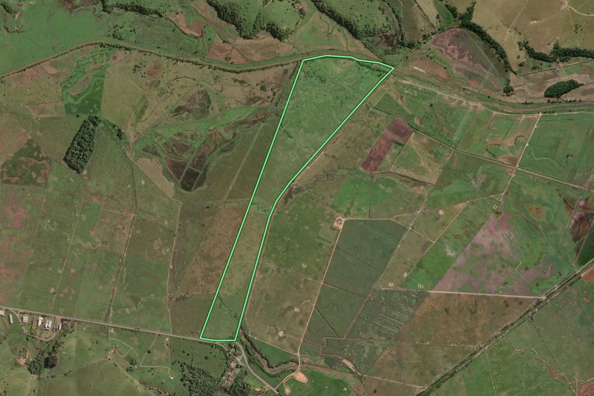 Imagem de satélite do imóvel rural em Quissamã (RJ), com o contorno declarado no CAR desenhado por cima.
