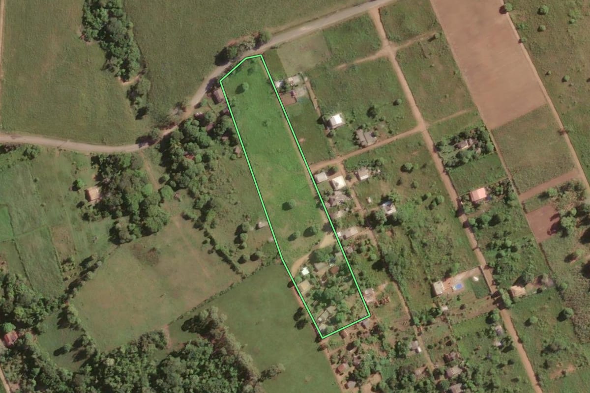 Imagem de satélite do imóvel rural em Quissamã (RJ), com o contorno declarado no CAR desenhado por cima.