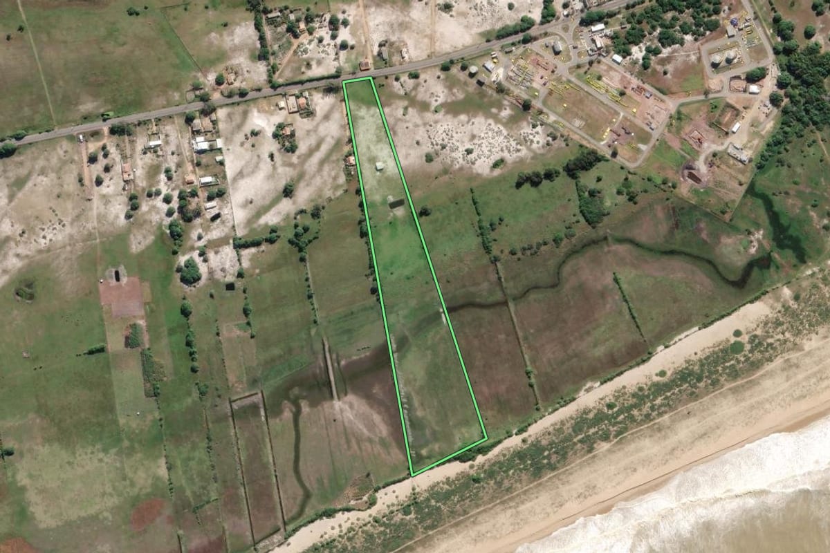 Imagem de satélite do imóvel rural em Quissamã (RJ), com o contorno declarado no CAR desenhado por cima.