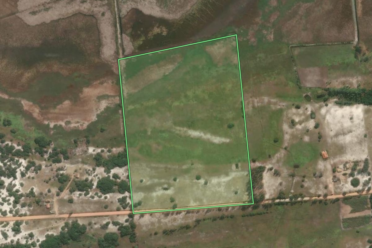 Imagem de satélite do imóvel rural em Quissamã (RJ), com o contorno declarado no CAR desenhado por cima.