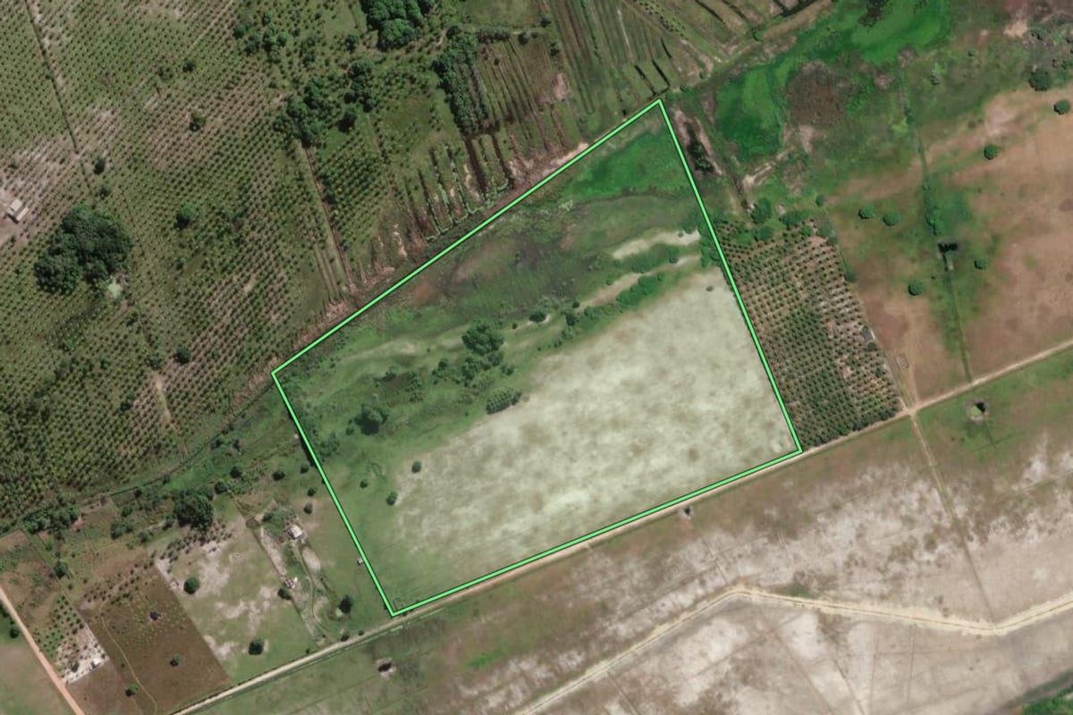 Imagem de satélite do imóvel rural em Quissamã (RJ), com o contorno declarado no CAR desenhado por cima.