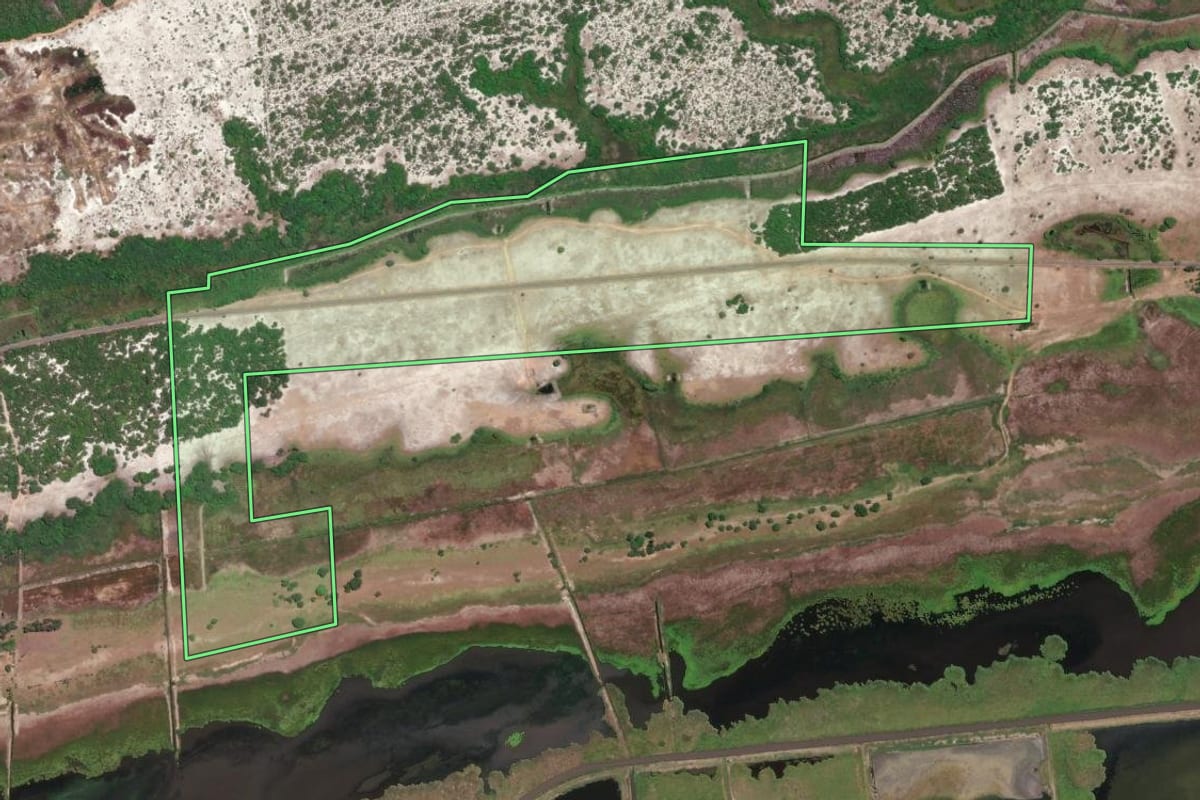 Imagem de satélite do imóvel rural em Quissamã (RJ), com o contorno declarado no CAR desenhado por cima.