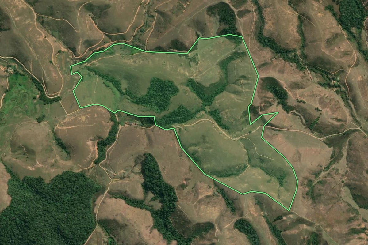 Imagem de satélite do imóvel rural em Resende (RJ), com o contorno declarado no CAR desenhado por cima.