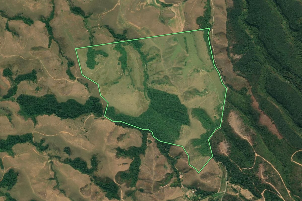 Imagem de satélite do imóvel rural em Resende (RJ), com o contorno declarado no CAR desenhado por cima.