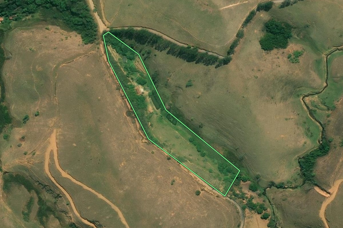 Imagem de satélite do imóvel rural em Resende (RJ), com o contorno declarado no CAR desenhado por cima.