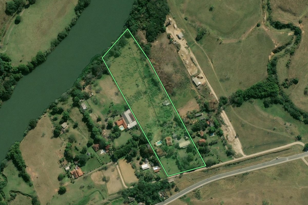 Imagem de satélite do imóvel rural em Resende (RJ), com o contorno declarado no CAR desenhado por cima.