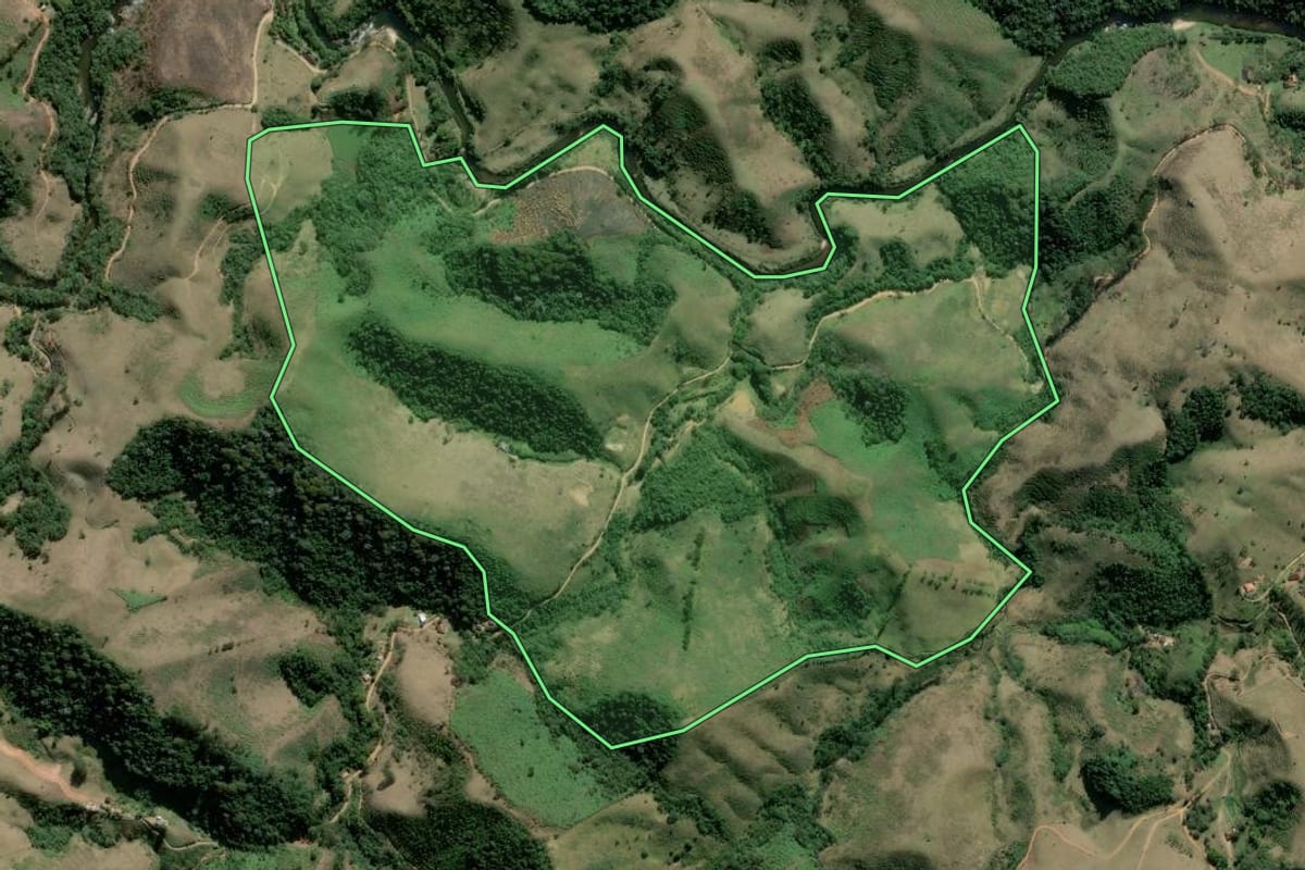 Imagem de satélite do imóvel rural em Resende (RJ), com o contorno declarado no CAR desenhado por cima.