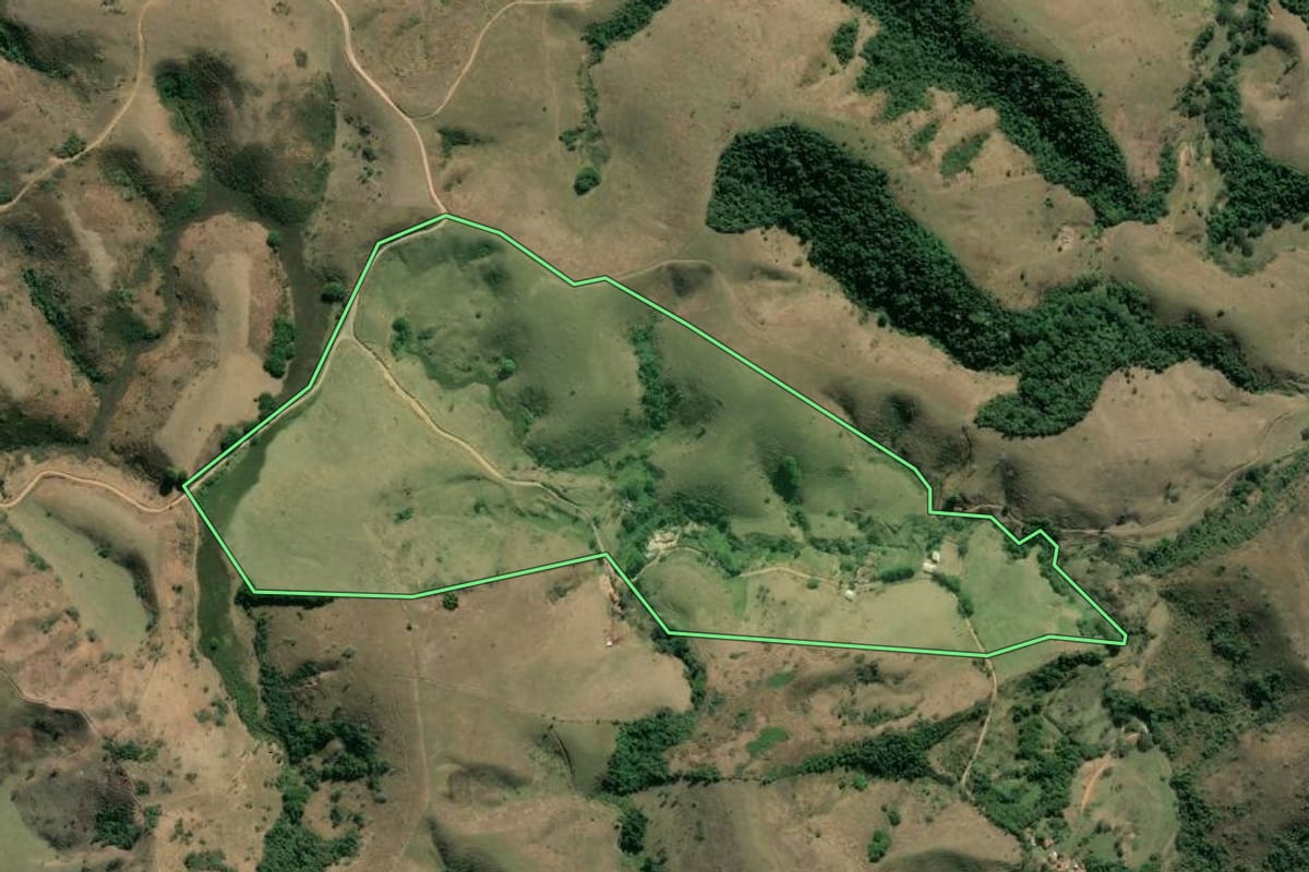 Imagem de satélite do imóvel rural em Resende (RJ), com o contorno declarado no CAR desenhado por cima.