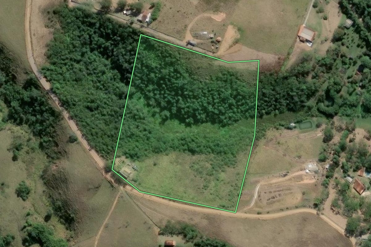 Imagem de satélite do imóvel rural em Resende (RJ), com o contorno declarado no CAR desenhado por cima.