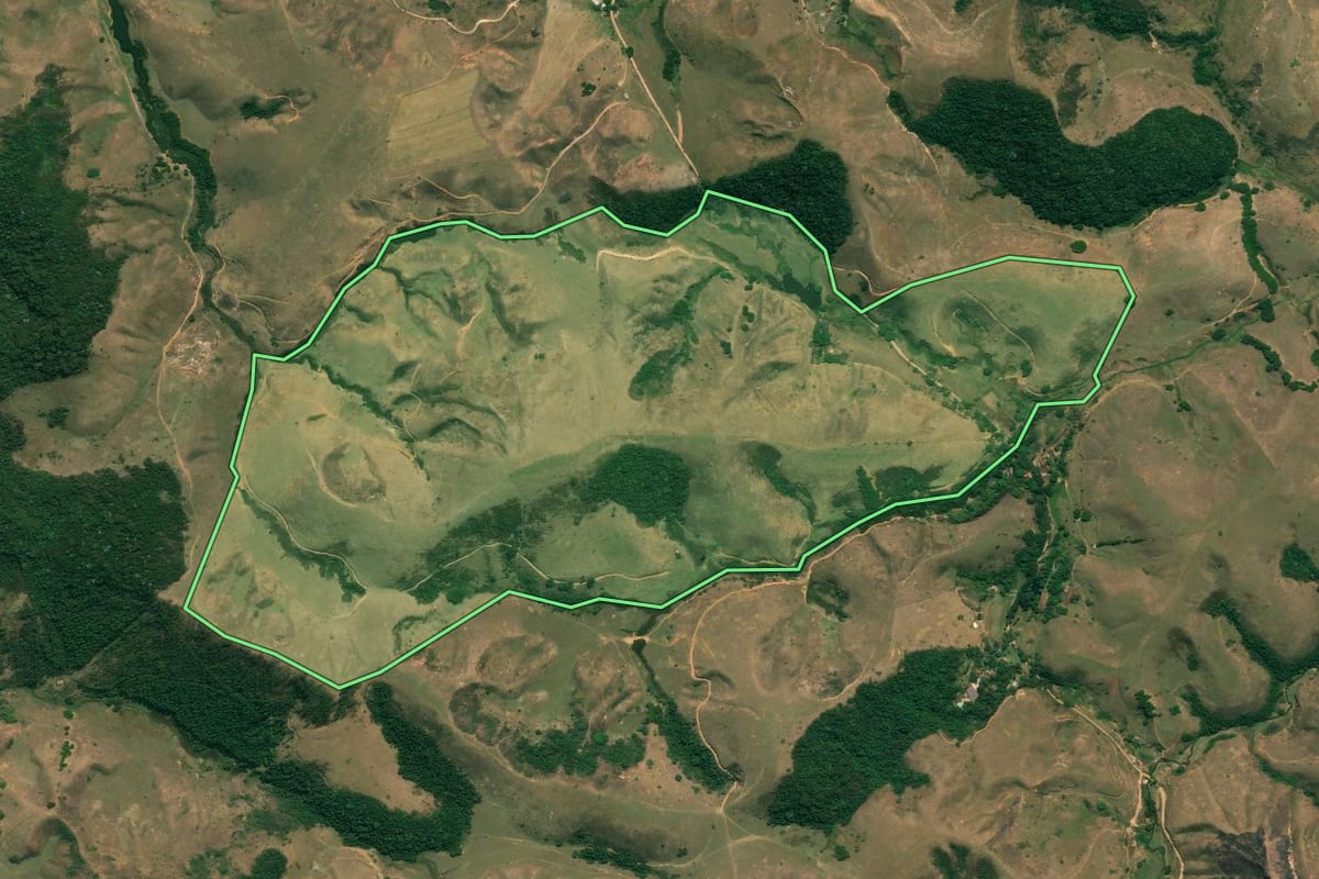 Imagem de satélite do imóvel rural em Resende (RJ), com o contorno declarado no CAR desenhado por cima.