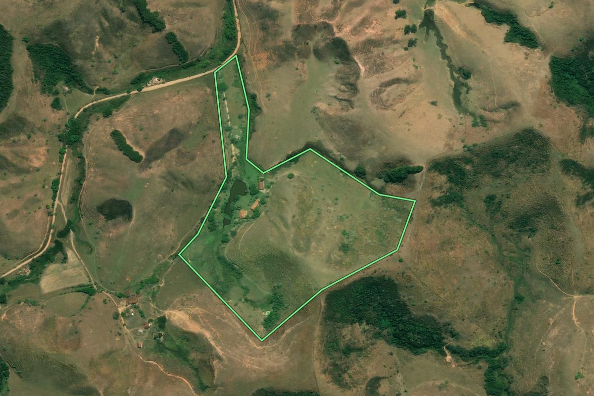 Imagem de satélite do imóvel rural em Resende (RJ), com o contorno declarado no CAR desenhado por cima.