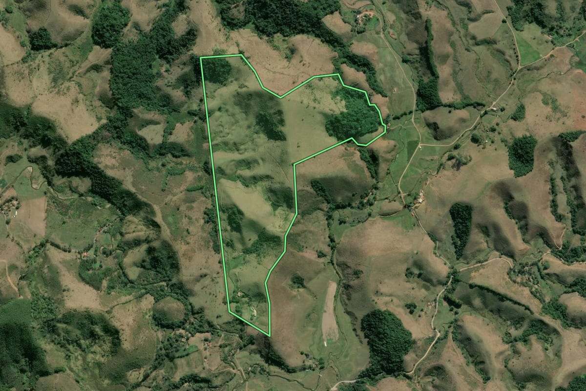Imagem de satélite do imóvel rural em Resende (RJ), com o contorno declarado no CAR desenhado por cima.