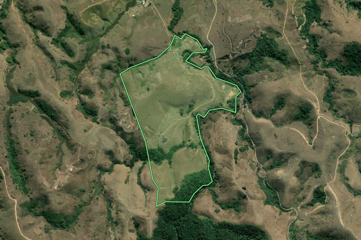 Imagem de satélite do imóvel rural em Resende (RJ), com o contorno declarado no CAR desenhado por cima.